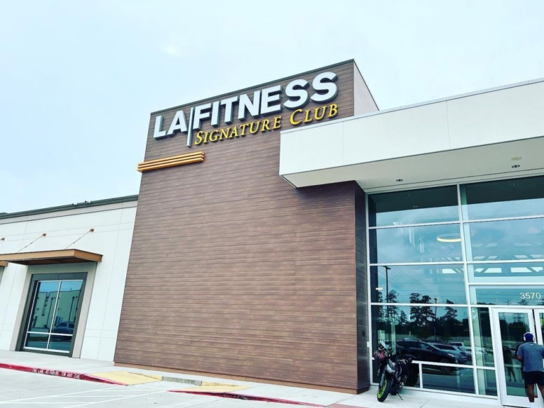 What Is a Signature Club at LA Fitness?